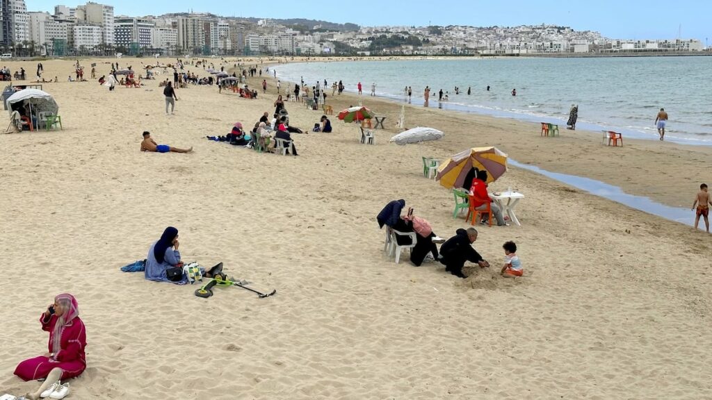 استنفار بشاطئ مالاباطا بطنجة بعد غرق شاب في عقده الثاني