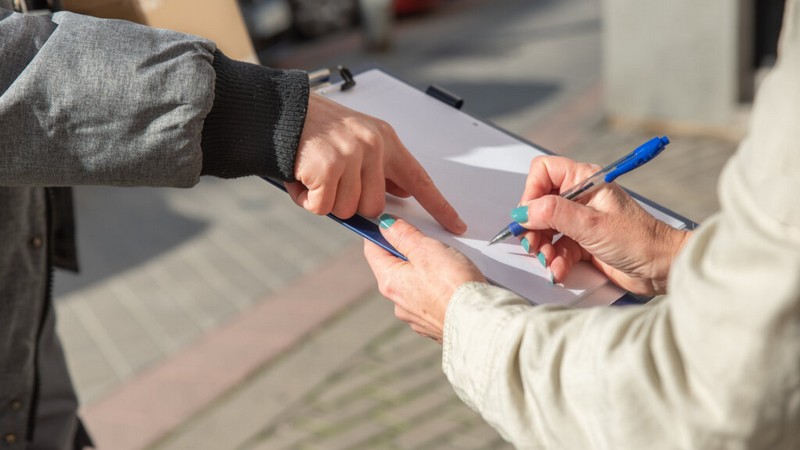 خلاف داخل عمارة سكنية يتحول إلى اعتداء على مفوضين قضائيين بطنجة