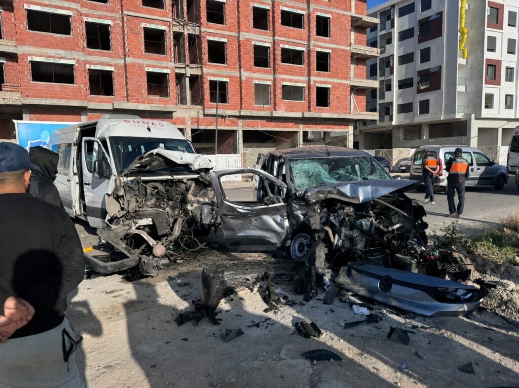 إصابة 10 أشخاص في اصطدام بين سيارة وحافلة لنقل العمال بطريق الرباط بطنجة