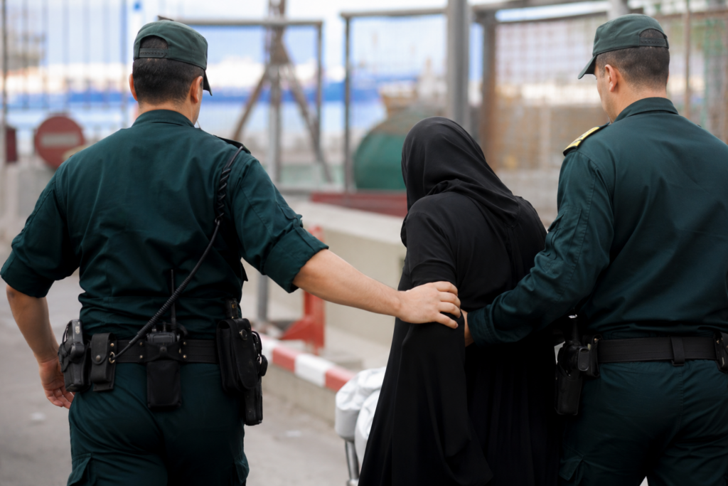 محاولة عبور غريبة نحو سبتة.. توقيف جزائري تنكر في هيئة امرأة بالفنيدق