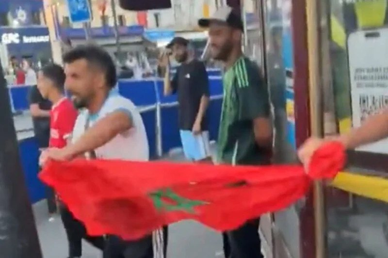 تدنيس العلم المغربي بفرنسا يصل إلى القضاء.. والسفارة تودع شكاية رسمية
