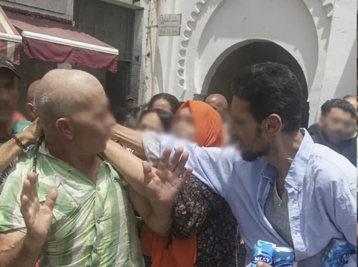 محاصرة مسن بسوق دبرا بعد اتهامه بالتحرش بفتاة قاصر