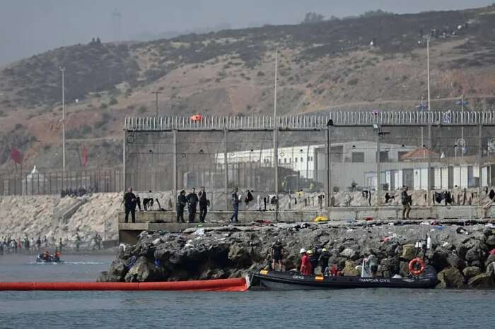 إسبانيا تعلن إعادة نحو 48 ألف مهاجر إلى المغرب وتشيّد حاجزًا بحريًا بطول 500 متر أمام سبتة