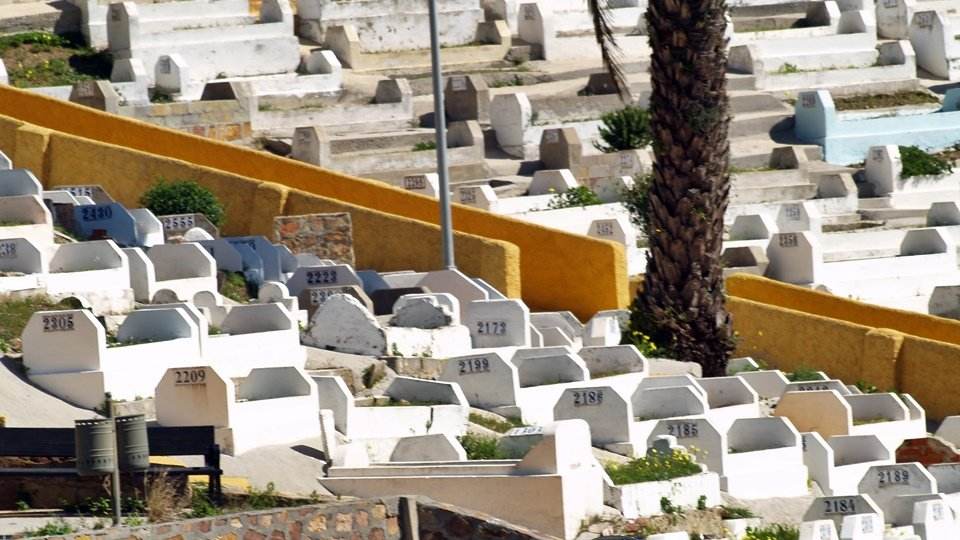بعد تعذر التعرف على أغلبهم.. سبتة تستعد لدفن 82 جثماناً لمهاجرين بعد انتهاء مدة الحفظ