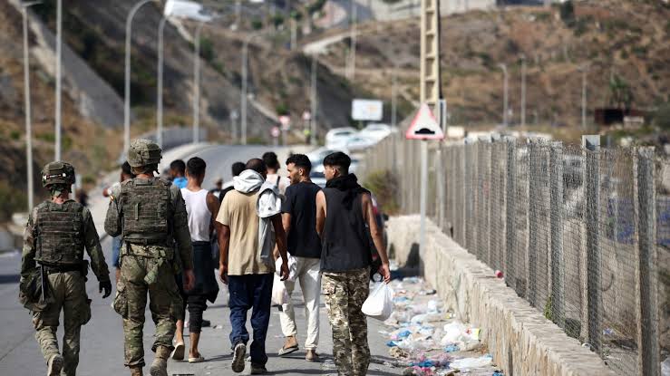 بعد إخلاء مخيم “ترمبولين”.. أزيد من 1200 مهاجر يختارون العودة إلى المغرب